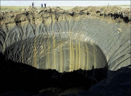 yamal-crater-with-explorers